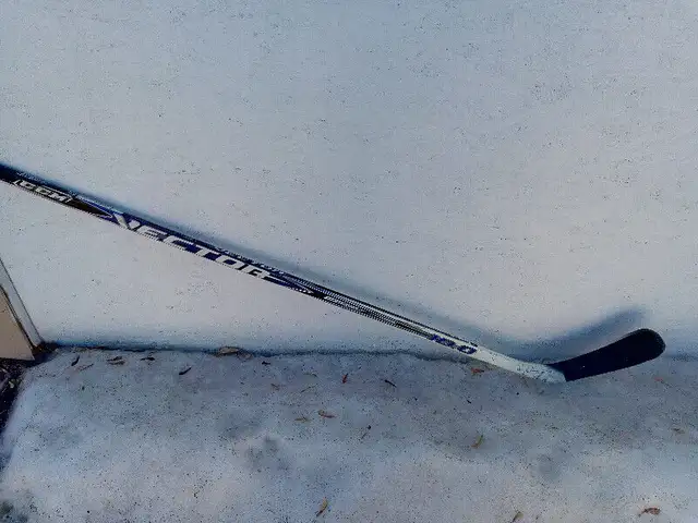 Alexander Steen Signed Rookie Hockey Stick & Card in Arts & Collectibles in Winnipeg - Image 5