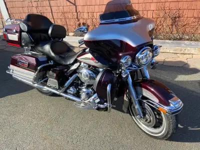 Low mileage, very well maintained Ultra Classic with 26,000 miles. Loads of chrome, solo seat with b...