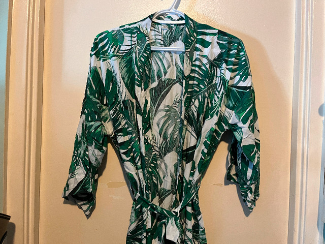 NWOT WOMENS TROPICAL LEAF ROBE in Women's - Other in Kitchener / Waterloo - Image 4