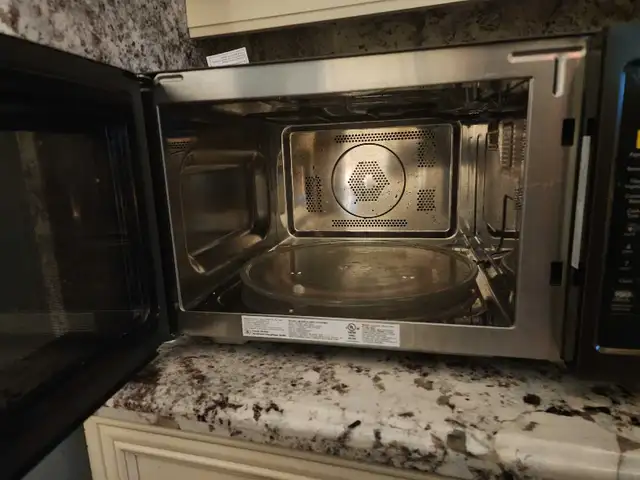 KitchenAid microwave oven in Microwaves & Cookers in City of Toronto - Image 3