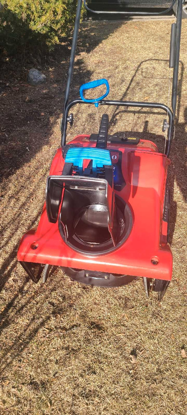 TORO Snowblower - 2 Stroke, Excellent Condition! in Snowblowers in City of Toronto - Image 4