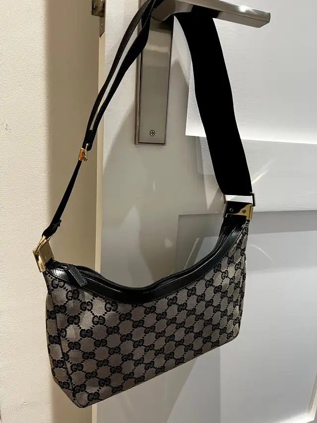 Gucci crossbody travel bag in Women's - Bags & Wallets in Mississauga / Peel Region - Image 4