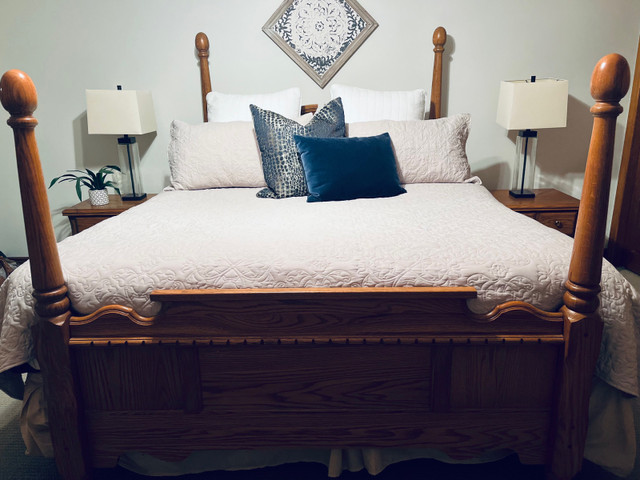 Solid oak Queen Bedroom Set in Multi-item in Brantford - Image 3