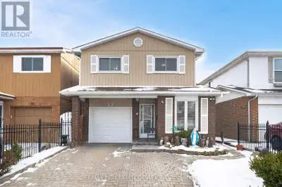 Stunning 3 Bedroom, 2 Bath, Five Level Backsplit Located On A Quiet Crescent In North Brampton ! Lar...
