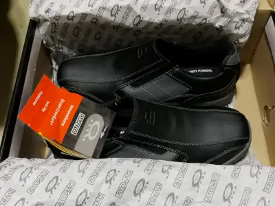 NO TAX. WORK SHOES DAKOTA TARANTULA ANTI-SLIP-CSA APPROVED-SIZE 9 LOW CUT STEEL TOE .