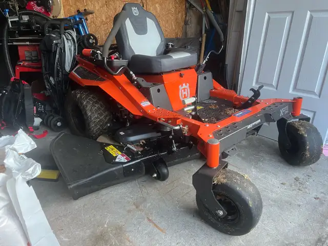 husqvarna z345 zero turn in Lawnmowers & Leaf Blowers in Trenton - Image 3
