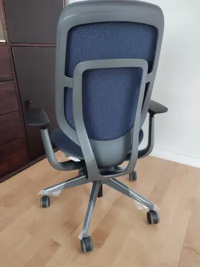Steelcase Karman ergonomic office chair in excellent condition, View more