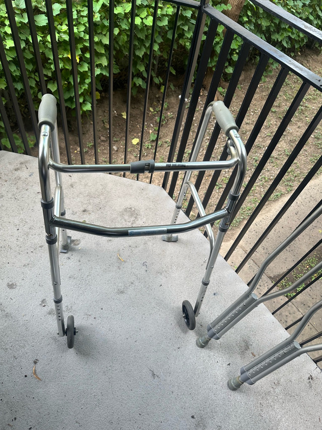 Walker and crutches  dans Santé et besoins spéciaux  à Ville de Montréal - Image 2