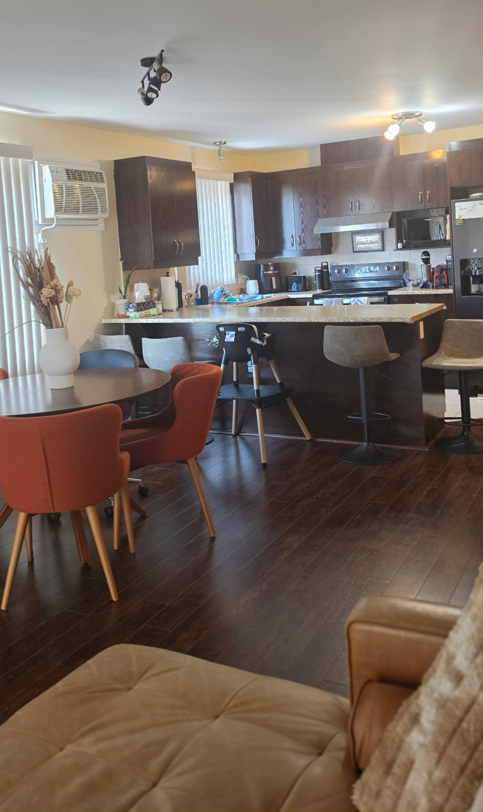 Grand 4 1/2 Chomedey, condo près aut. 13 / 440 station — photo 3