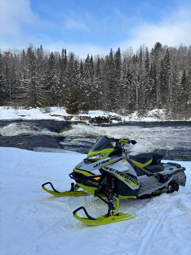 Skidoo xrs 850 in Snowmobiles in Renfrew - Image 2