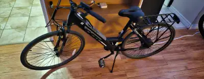 Comes with 2 batteries works perfectly. 700C lightweight aluminum frame Integrated flush-mount 36V/7...