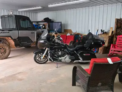 Excellent conditionn 114 cubic inch 6 speed Only 18000 km Navigation Boom audio Touch screen Neighbo...