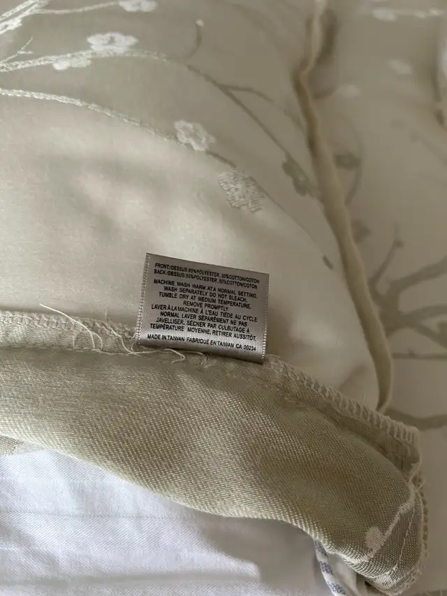 GLUCKSTEIN QUEEN DUVET COVER AND SHAMS in Bedding in Ottawa - Image 3