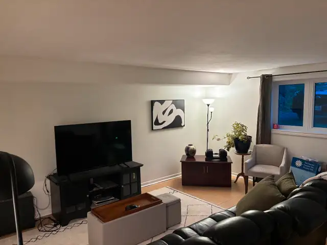 Two bedrooms apartment c/w private entrance.63417674055425122