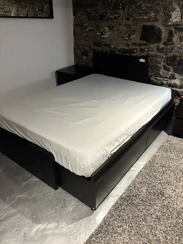 Base de lit simple / double IKEA in Beds & Mattresses in City of Montréal - Image 2