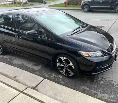 Black with sporty red cloth seats exclusive to the Honda SI Edition Standard and 120 km Performance...