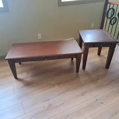 2 tables de salon en bois avec tiroir En très bon état couleur nutmeg (noix de muscade) Table de coi...