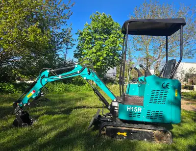 H15r excavator 1.5 ton gas engine Pilot controls with safety shut off Foot control Push blade Foot c...