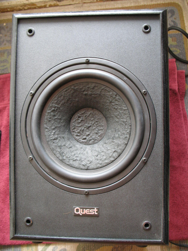 For sale a Quest QS8 Active/ Powered Sub-woofer in Speakers in City of Toronto