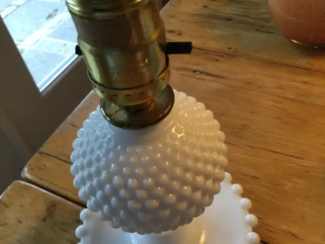 Vintage 1940 white hobnail milk glass table lamp in Indoor Lighting & Fans in Mississauga / Peel Region - Image 3