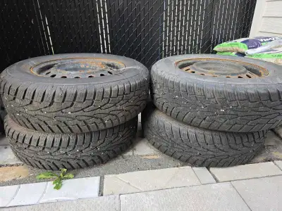 4 winter tire with rim 215 70 16 in good condition 9/32 Call or text 514 424 5952