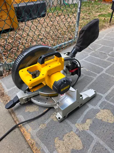 DeWalt 10-inch single-bevel compound mitre saw — the workhorse you actually want in your shop. In ex...