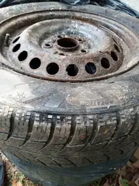 Negoc. 4 pneus d'hiver 195/65/r15 cloutés avec rims.