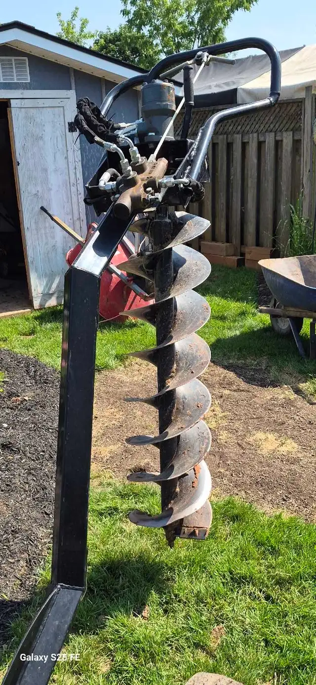 Auger, one man, 5 bits549769238440192001