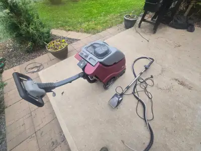 17 inch carpet extractor with wond for stairs and furniture. Excellent condition, hardly used. Minut...