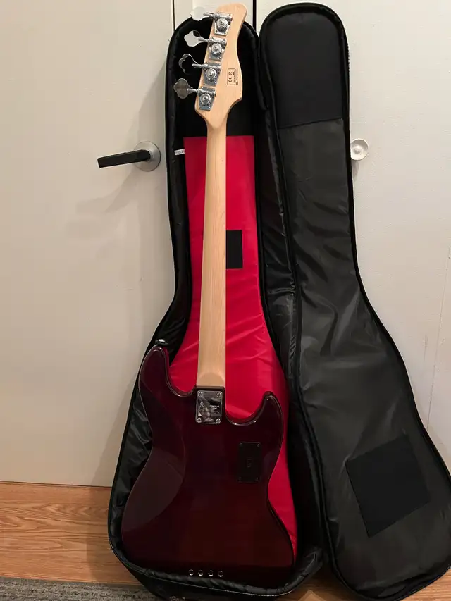 Guitare basse gauchère Marcus Miller Sire in Guitars in Sherbrooke - Image 7