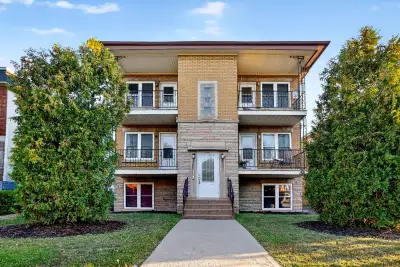 Magnifique appartement 4 ½ entièrement rénové, situé dans le secteur recherché du Vieux-Longueuil, à...