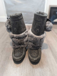 Size 6.5 Manitobah Mukluks 