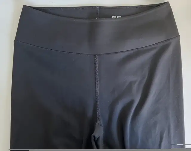 Uniqlo Black leggings  in Women's - Bottoms in City of Toronto - Image 3