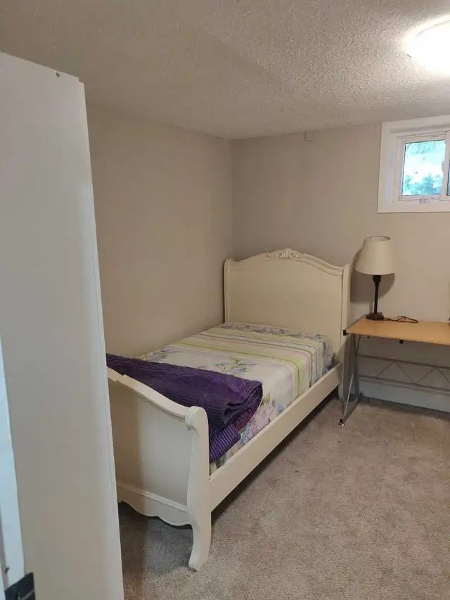 Female‑Only Rooms for Rent – Rossland & Simcoe, Oshawa in Room Rentals & Roommates in Oshawa / Durham Region - Image 8