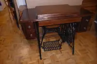 LOVELY SHOWPIECE -- c.1911 SINGER SEWING MACHINE WITH 5 DRAWERS