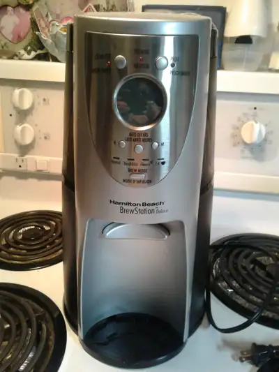 22$ Cafetière Hamilton Beach Brewer Station 10$ Manifique Cafetière 12 tasses Blanche ( Pas de photo...
