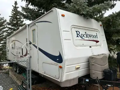 31’ ROCKWOOD W/ SLIDE – READY FOR CAMPING SEASON 2005 Rockwood 8314SS – 31 ft travel trailer with la...