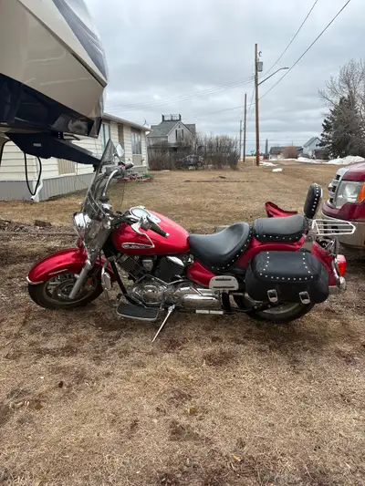 2008 Yamaha vstar 1100. Windshield, saddlebags, foot board, air cooled twin cylinder. Good tires. 31...