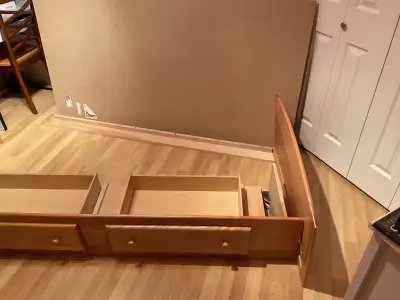 lit matelos en bois véritable, une place, 2 tiroirs de rangement, tête de lit bibliothèque, très bon...