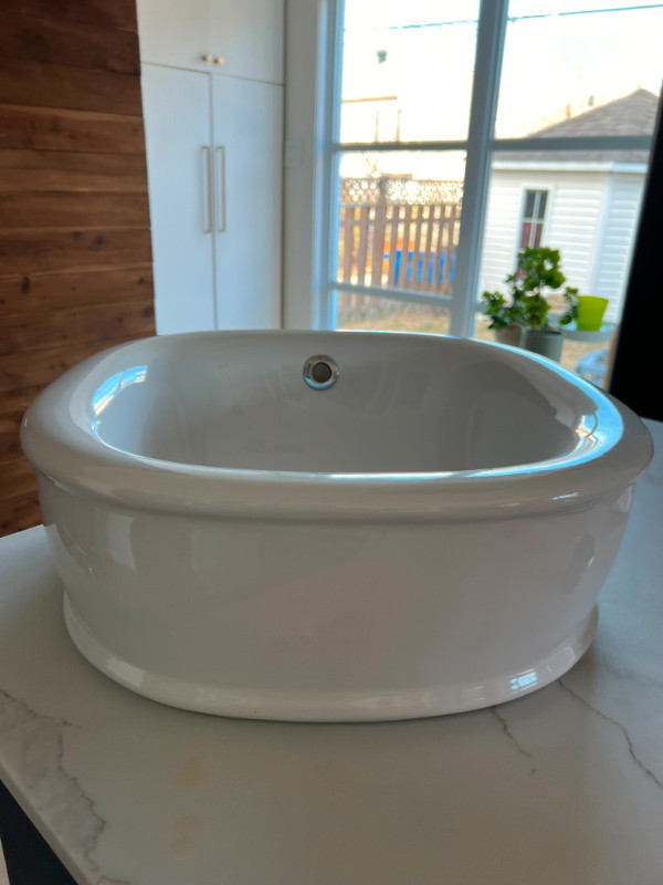 Vasque carré en porcelaine blanc dans Articles pour la salle de bains  à Laval/Rive Nord