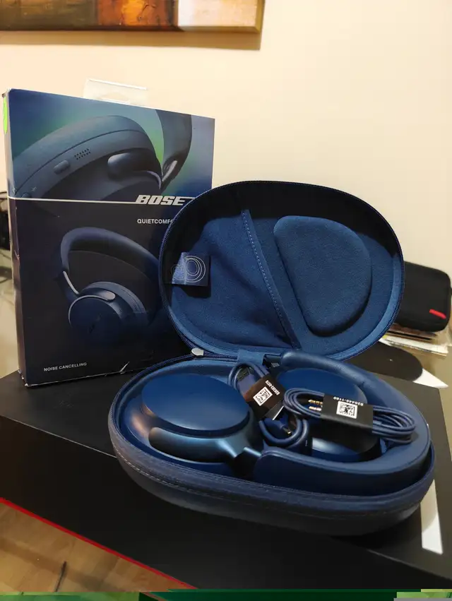Bose QuietComfort Ultra Headphones in Headphones in City of Toronto - Image 3