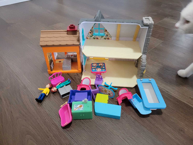 Free dollhouse in Toys & Games in Hamilton - Image 2