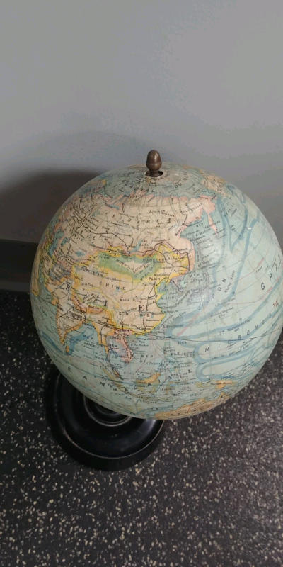 Globe terrestre ancien  J. Forest, Paris-France in Arts & Collectibles in City of Montréal - Image 7