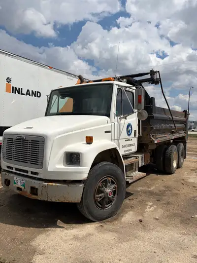 Freightliner tandem dump truck Detroit 50 series auntmatic Alison trasnisuon runs and drives Saftey...