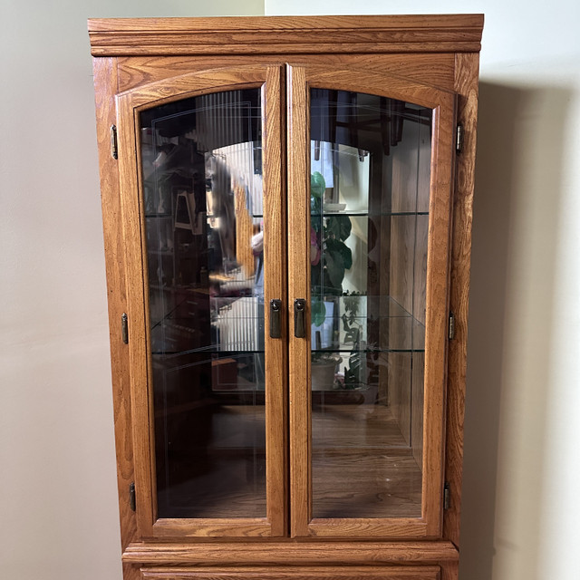 Vintage Oak Palliser Display Cabinet with Light in Hutches & Display Cabinets in City of Toronto - Image 4