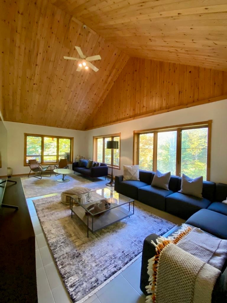 Spacious and inviting waterfront house on Lac Cornu, Mont-Blanc 1