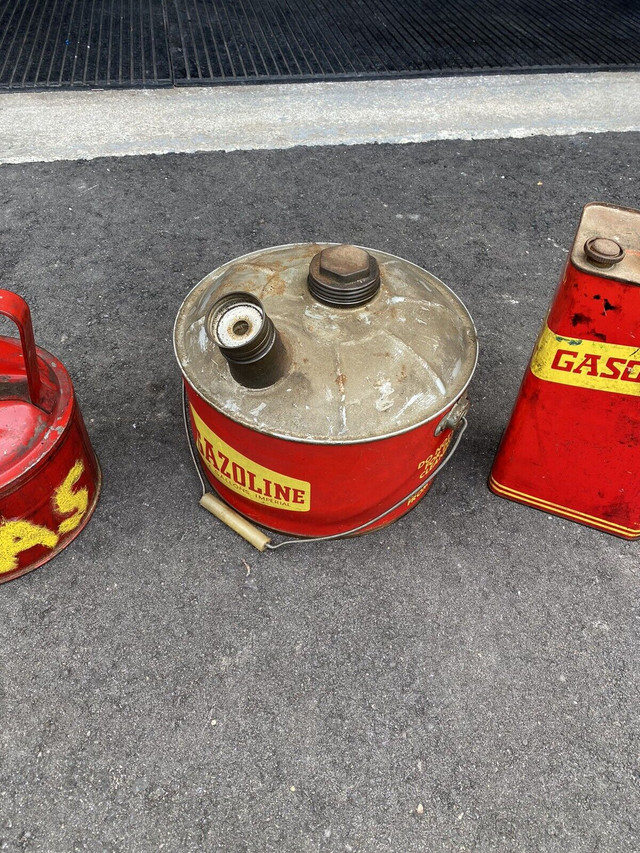 Gas cans vintage  in Arts & Collectibles in Mississauga / Peel Region - Image 4