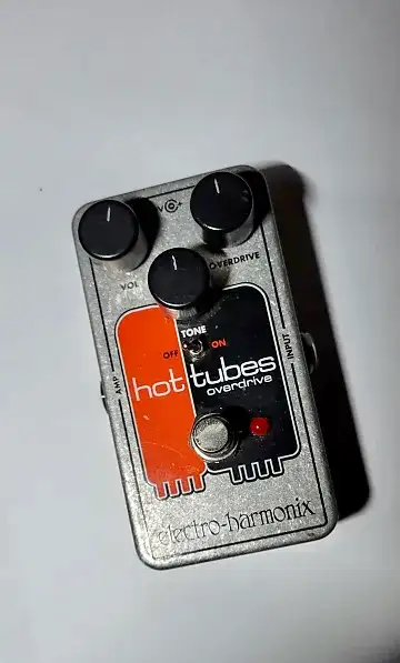 Electro Harmonix Hot Tubes Overdrive Reproduit parfaitement le break up d’un ampli à lampes (Fender...