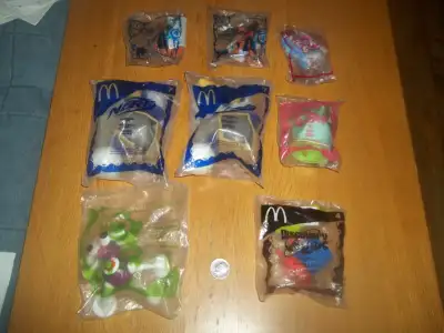 514-247-8483 Gugus de Mc Donalds neufs enveloppés ( 8 jouets) 2 X- ice age- No 4 Buck -2009 Little p...