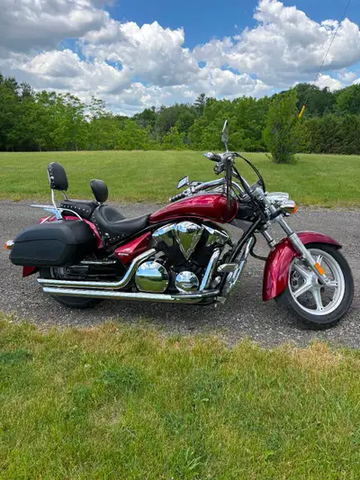 Beautiful machine. Reliablity of a Honda. Fuel injection 1300cc Hard bags. Cobra pipes. Mustang seat...